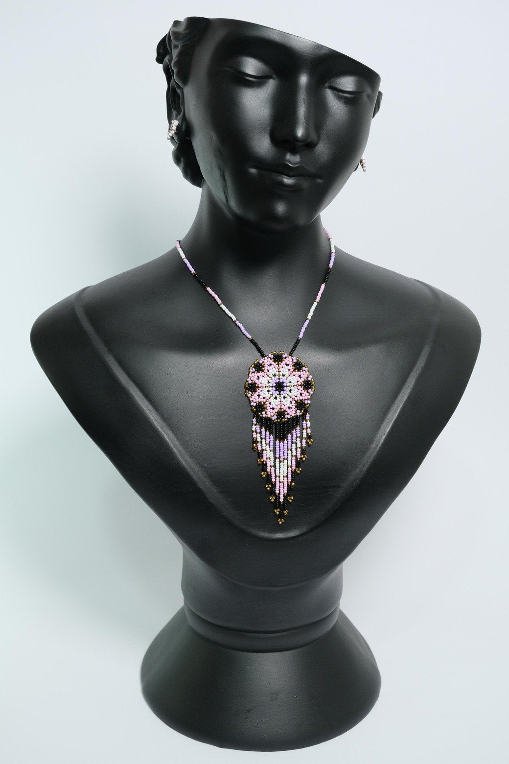 Lavender Bloom Mandala Luxe™ Collar con Medallion y Flecos en Mostacilla – Dije Artesanal Rosa, Lila, Negro y Dorado, Joyeria Boho PremiumB5-03