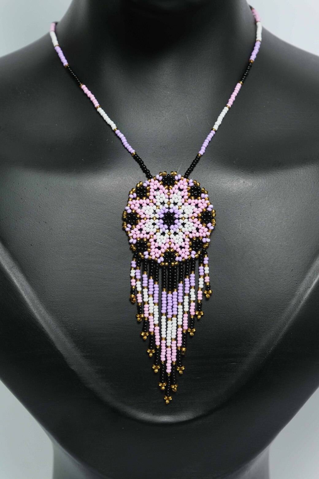 Lavender Bloom Mandala Luxe™ Collar con Medallion y Flecos en Mostacilla – Dije Artesanal Rosa, Lila, Negro y Dorado, Joyeria Boho PremiumB5-03