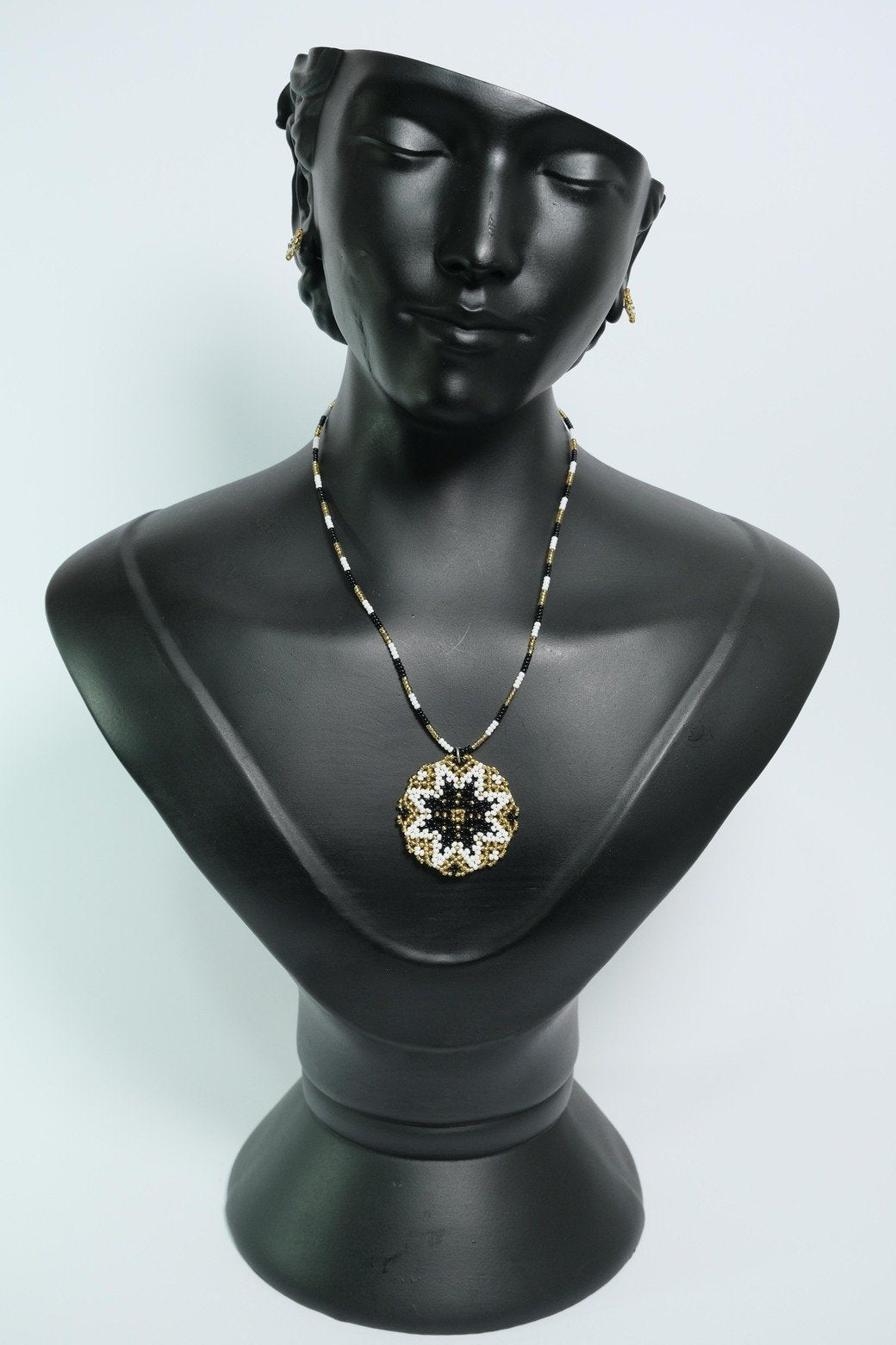 Obsidian Gold Mandala Collar Artesanal en Negro, Blanco y Dorado – Juego de collar Medallón de Mostacilla Hecho a Mano, Joyería Boho de Lujo B5-09
