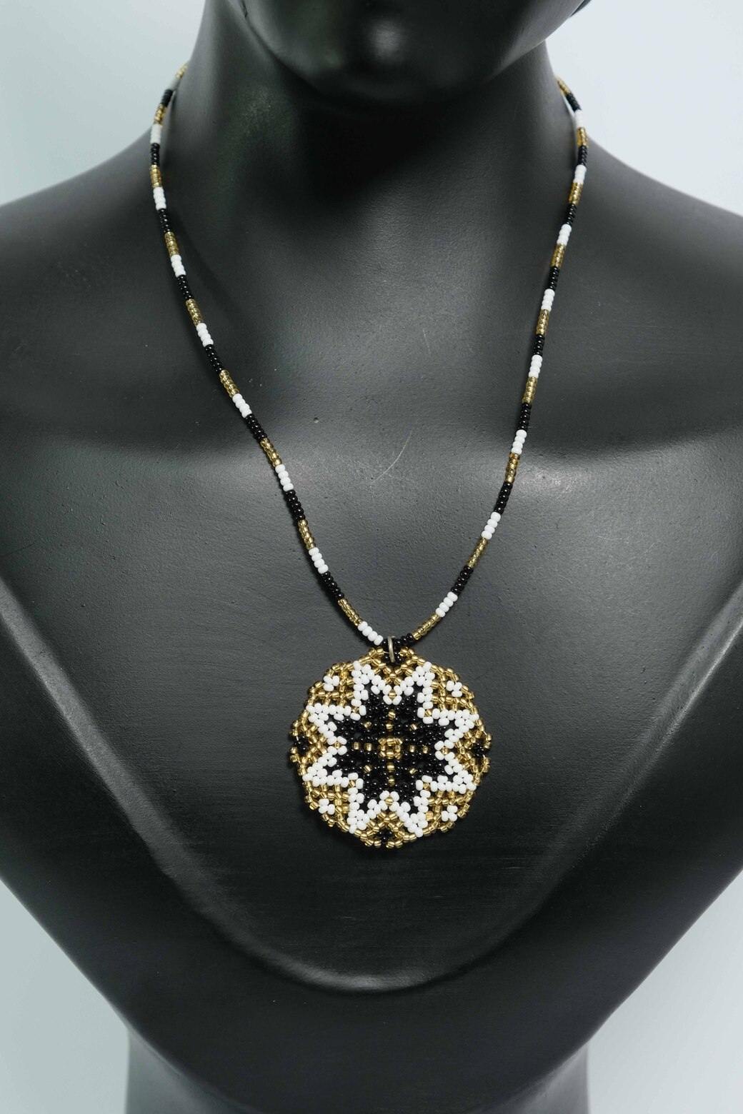 Obsidian Gold Mandala Collar Artesanal en Negro, Blanco y Dorado – Juego de collar Medallón de Mostacilla Hecho a Mano, Joyería Boho de Lujo B5-09