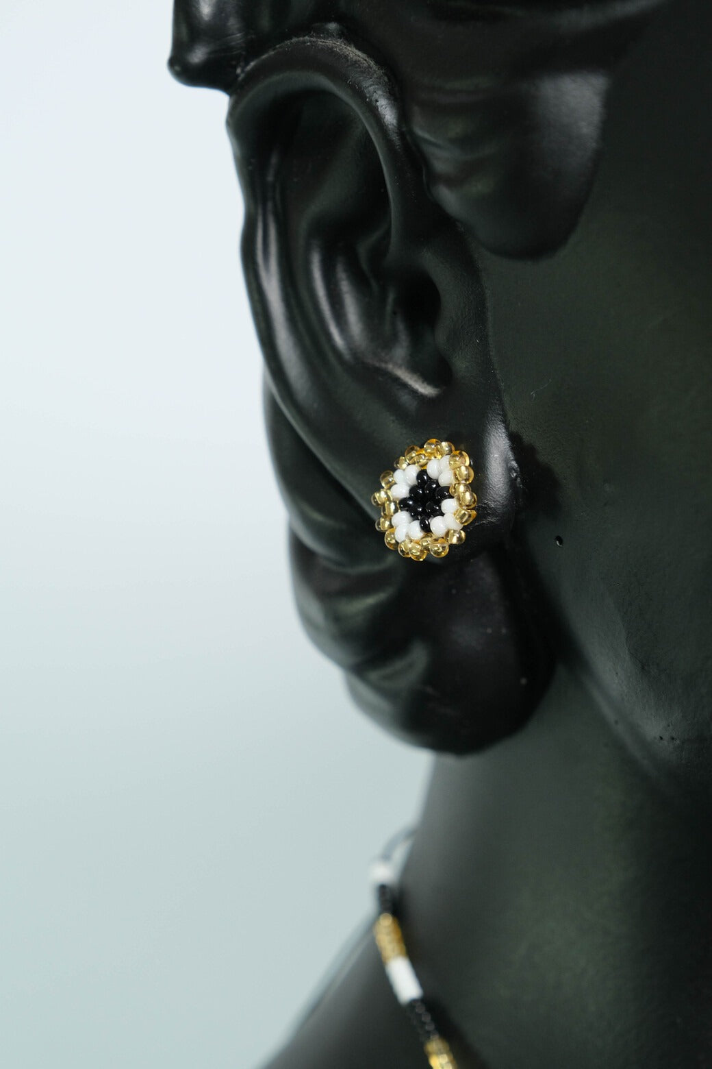 Obsidian Gold Mandala Collar Artesanal en Negro, Blanco y Dorado – Juego de collar Medallón de Mostacilla Hecho a Mano, Joyería Boho de Lujo B5-09