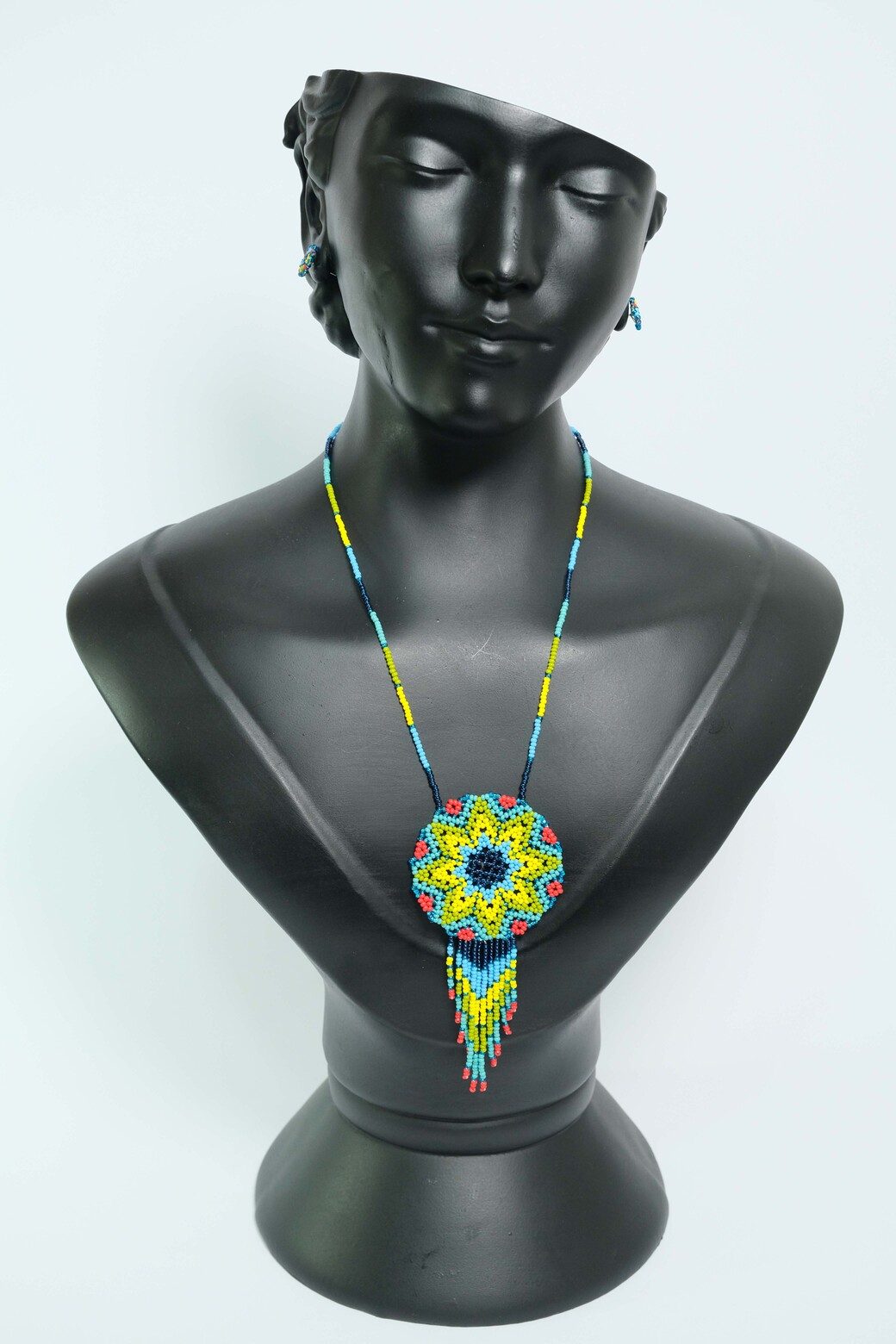 Azure Sun Mandala Luxe™ Collar con Medallon y Flecos en Mostacilla – Dije Artesanal Azul, Amarillo y Coral, Joyeria Boho Premium B4-03