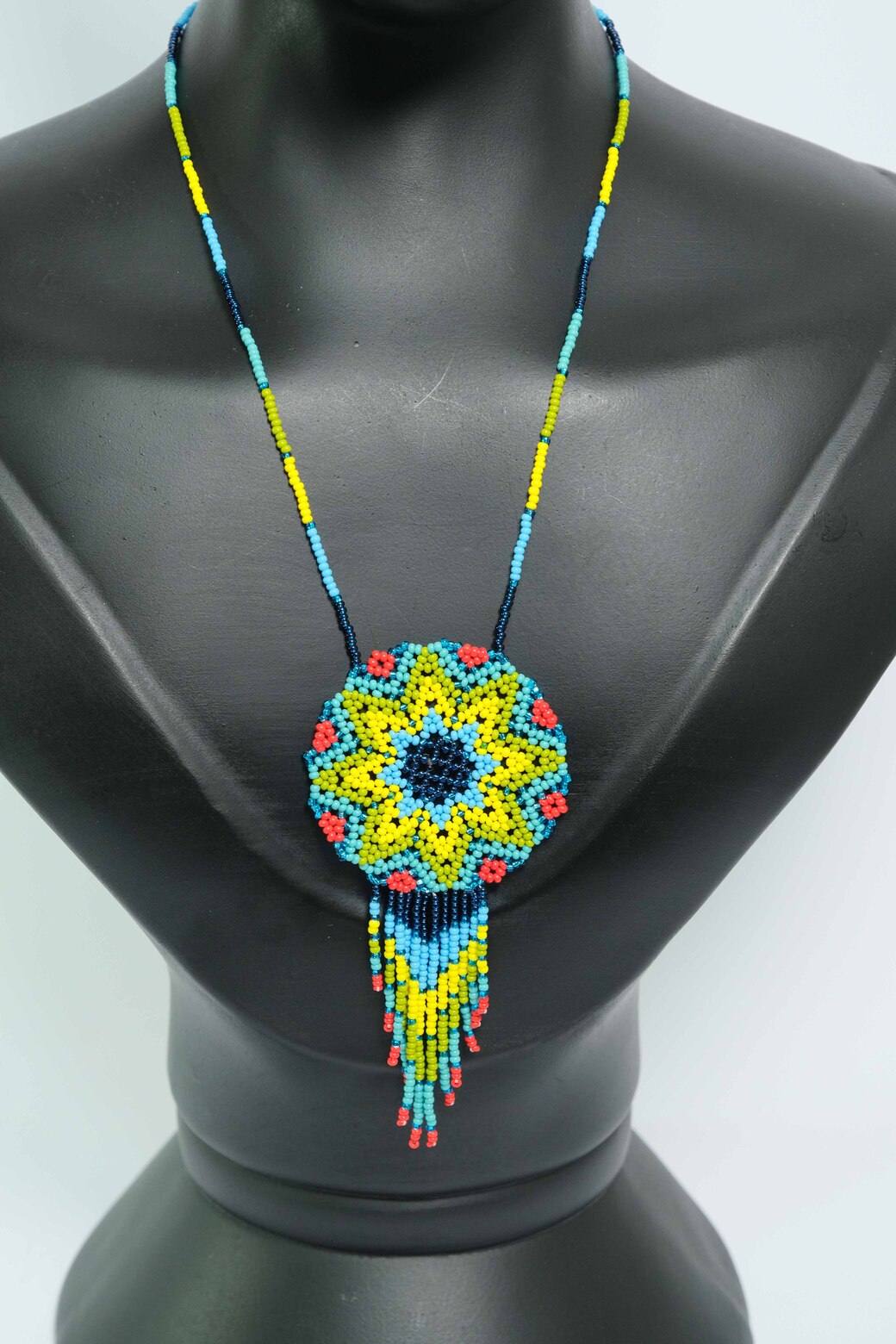 Azure Sun Mandala Luxe™ Collar con Medallon y Flecos en Mostacilla – Dije Artesanal Azul, Amarillo y Coral, Joyeria Boho Premium B4-03