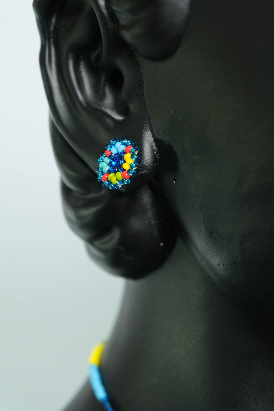 Azure Sun Mandala Luxe™ Collar con Medallon y Flecos en Mostacilla – Dije Artesanal Azul, Amarillo y Coral, Joyeria Boho Premium B4-03