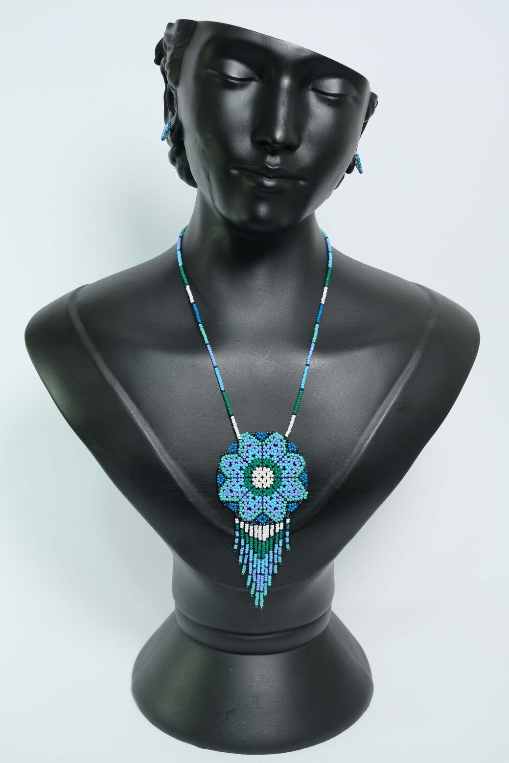 Ocean Halo Mandala Luxe™ Collar con Medallon y Flecos en Mostacilla – Dije Artesanal Azul, Verde y Blanco, Joyeria Boho Premium B4-04