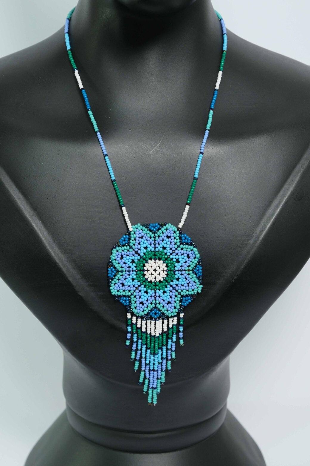 Ocean Halo Mandala Luxe™ Collar con Medallon y Flecos en Mostacilla – Dije Artesanal Azul, Verde y Blanco, Joyeria Boho Premium B4-04