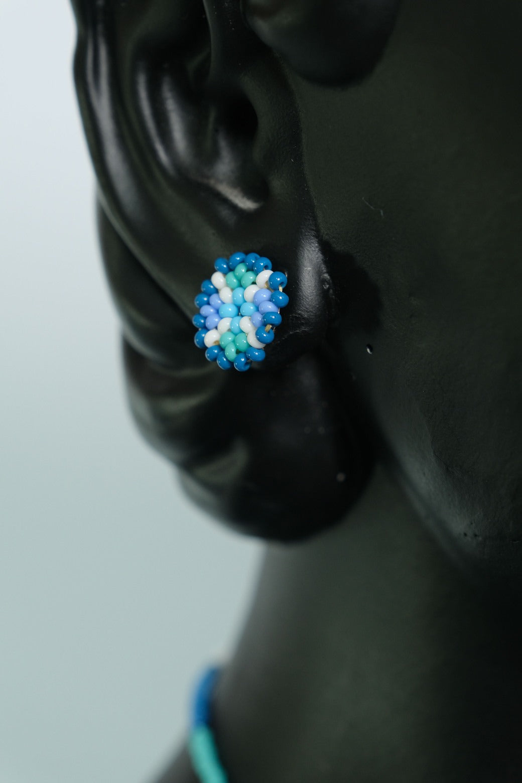 Ocean Halo Mandala Luxe™ Collar con Medallon y Flecos en Mostacilla – Dije Artesanal Azul, Verde y Blanco, Joyeria Boho Premium B4-04