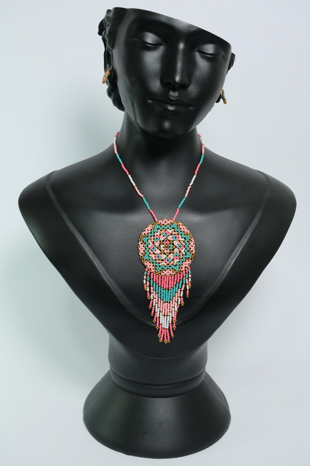 Cotton Candy Mandala Luxe Collar con Medallon y Flecos en Mostacilla – Dije Artesanal Rosa, Turquesa y Dorado, Joyeria Boho Premium B4-05
