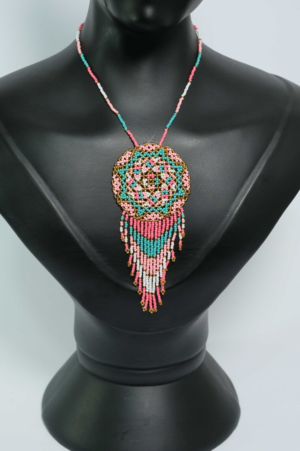 Cotton Candy Mandala Luxe Collar con Medallon y Flecos en Mostacilla – Dije Artesanal Rosa, Turquesa y Dorado, Joyeria Boho Premium B4-05