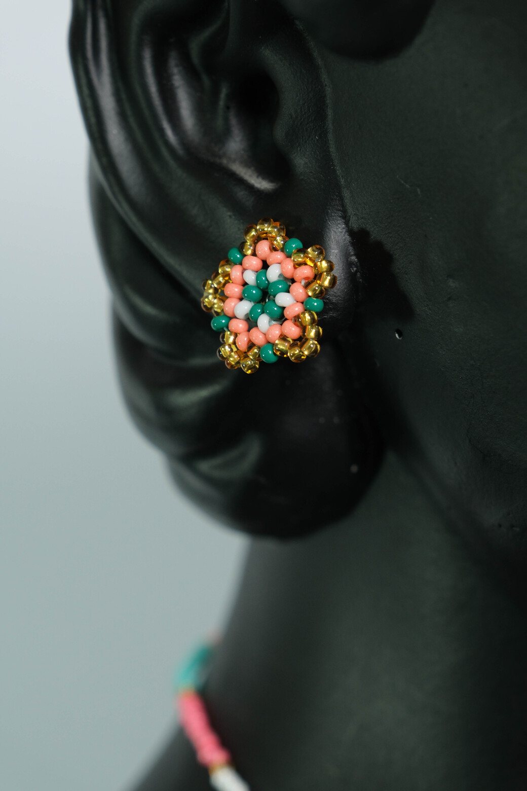Cotton Candy Mandala Luxe Collar con Medallon y Flecos en Mostacilla – Dije Artesanal Rosa, Turquesa y Dorado, Joyeria Boho Premium B4-05