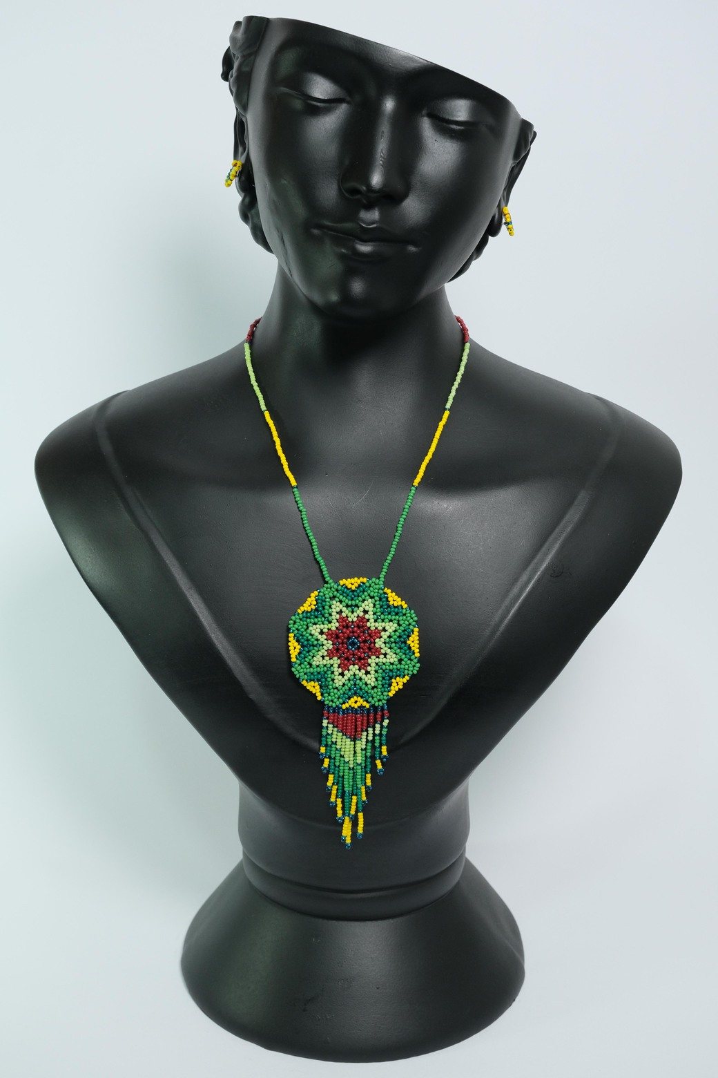 Emerald Spirit Mandala Luxe™ Collar con Medallon y Flecos en Mostacilla – Dije Artesanal Verde, Rojo y Amarillo, Joyeria Boho Premium B4-06