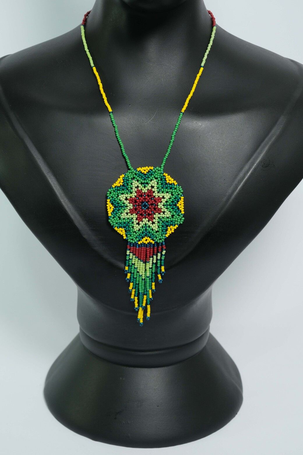 Emerald Spirit Mandala Luxe™ Collar con Medallon y Flecos en Mostacilla – Dije Artesanal Verde, Rojo y Amarillo, Joyeria Boho Premium B4-06