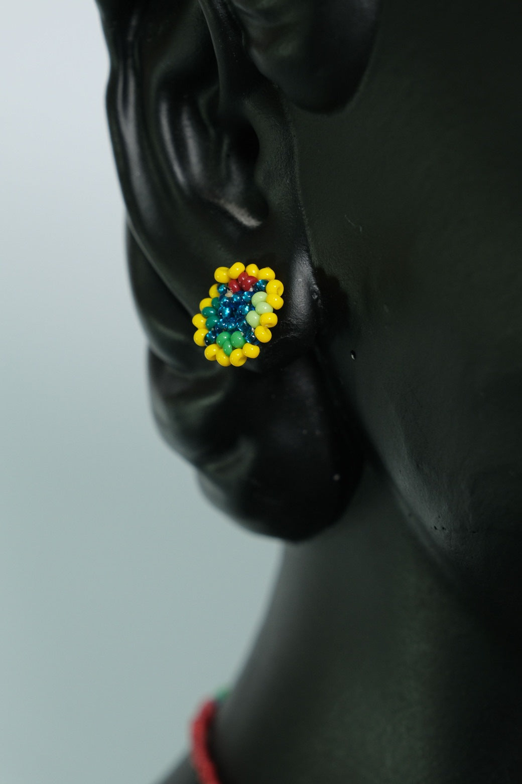 Emerald Spirit Mandala Luxe™ Collar con Medallon y Flecos en Mostacilla – Dije Artesanal Verde, Rojo y Amarillo, Joyeria Boho Premium B4-06