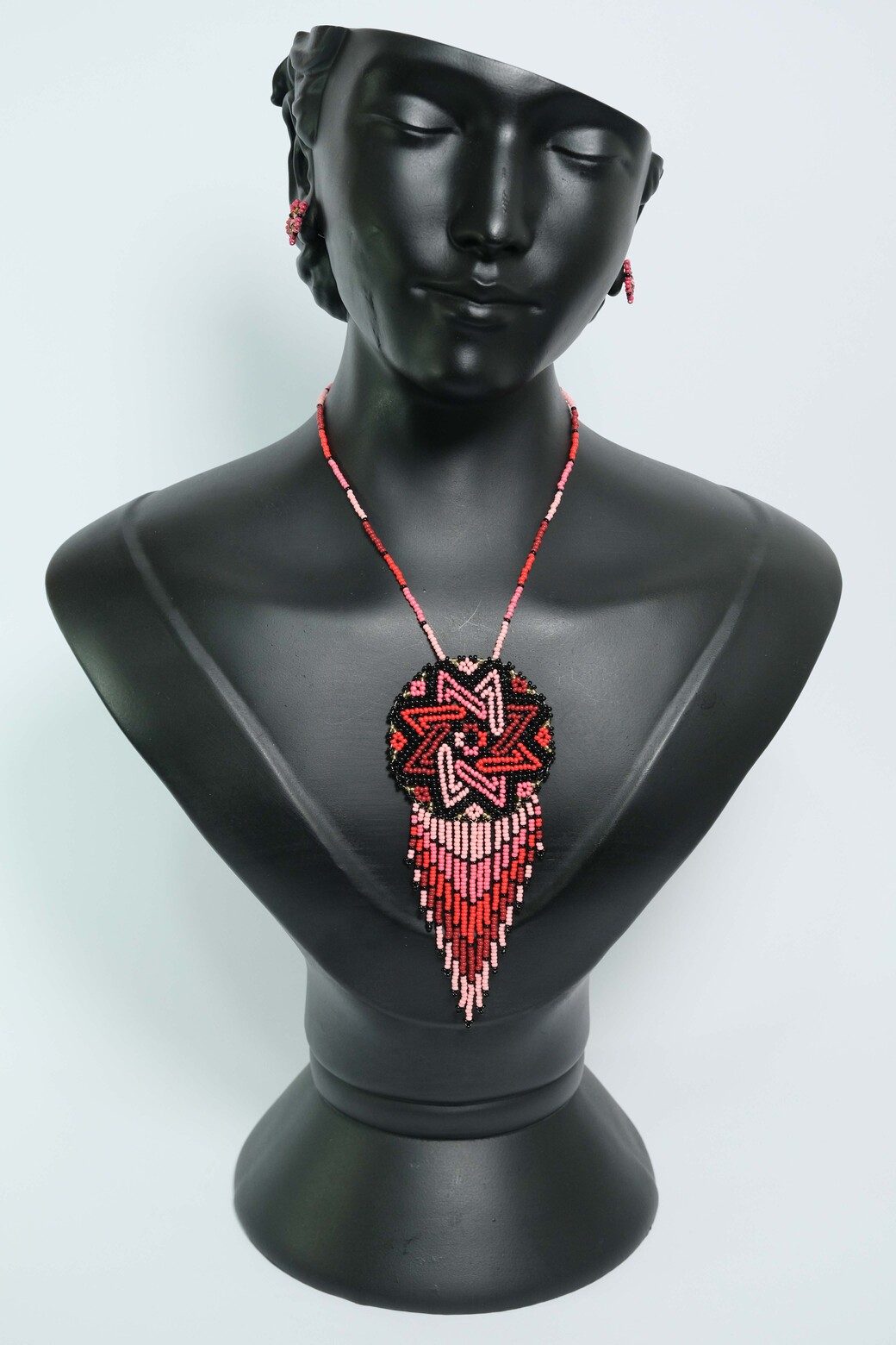 Crimson Rose Medallion Collar con Medallon y Flecos en Mostacilla – Dije Artesanal Rojo, Rosa y Negro, Joyeria Boho Premium B4-01