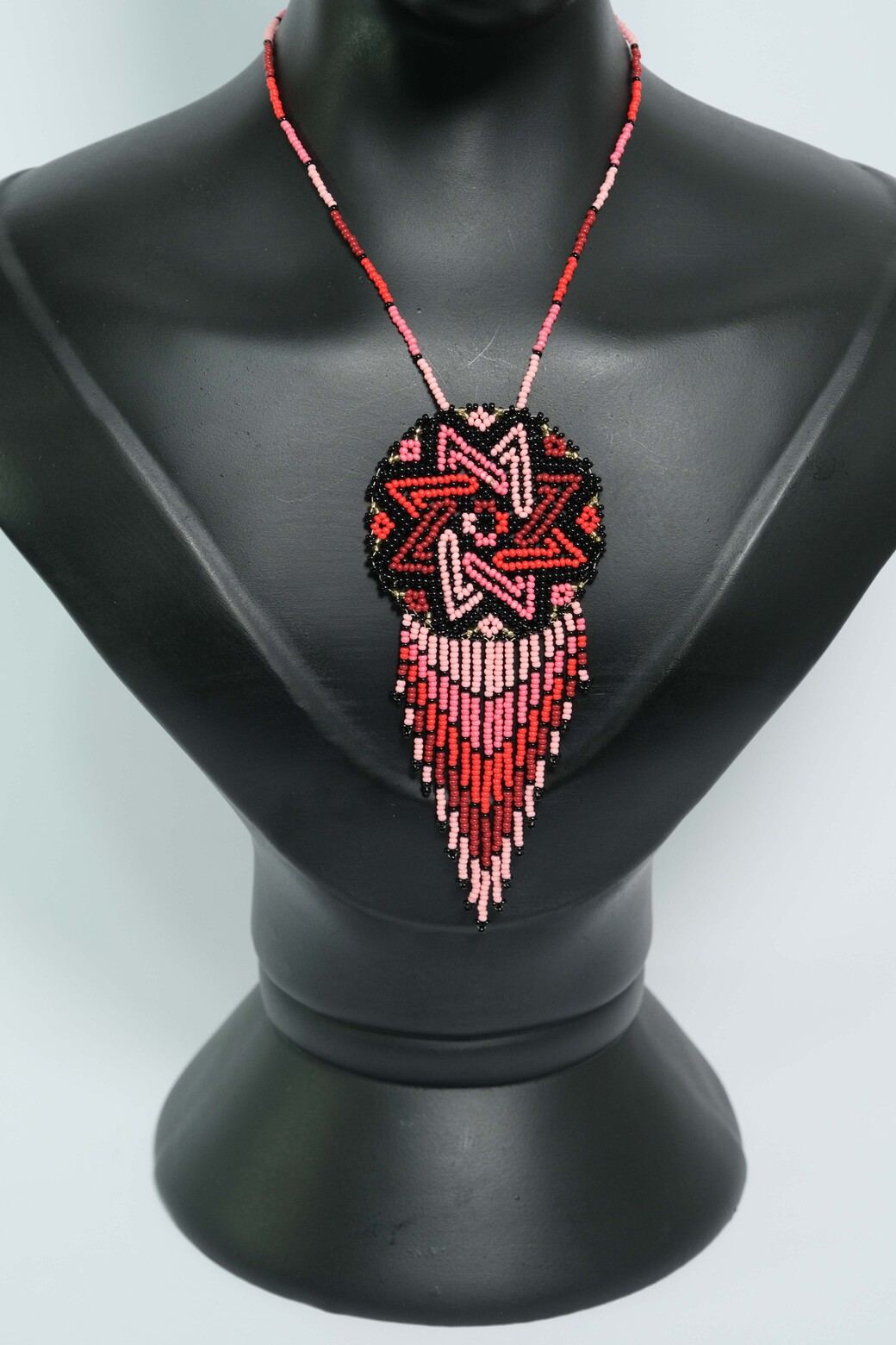 Crimson Rose Medallion Collar con Medallon y Flecos en Mostacilla – Dije Artesanal Rojo, Rosa y Negro, Joyeria Boho Premium B4-01