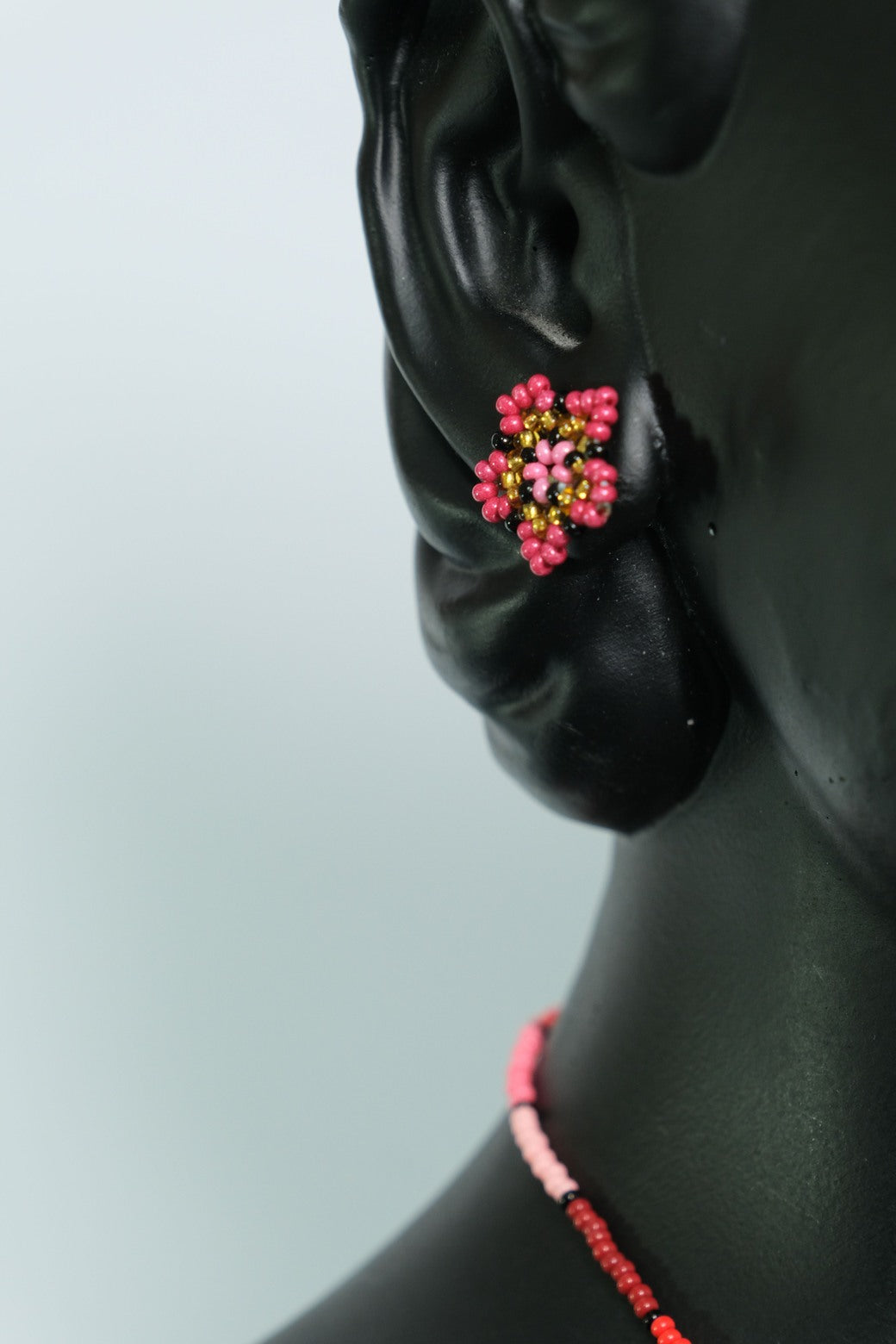 Crimson Rose Medallion Collar con Medallon y Flecos en Mostacilla – Dije Artesanal Rojo, Rosa y Negro, Joyeria Boho Premium B4-01