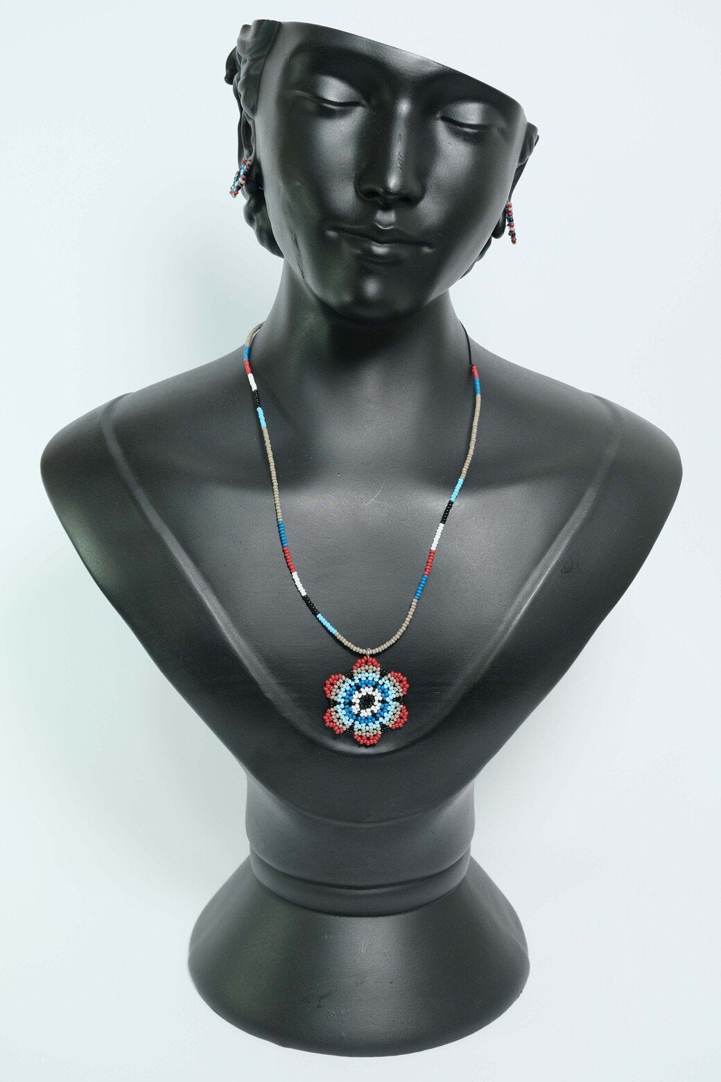 Cosmic Guardian Luxe Collar Ojo Turco en Mostacilla – Dije Artesanal Azul, Blanco y Rojo, Joyeria Hecha a Mano PremiumB3-05