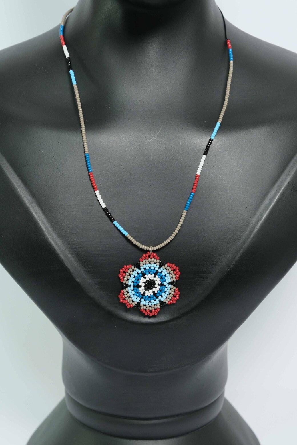 Cosmic Guardian Luxe Collar Ojo Turco en Mostacilla – Dije Artesanal Azul, Blanco y Rojo, Joyeria Hecha a Mano PremiumB3-05