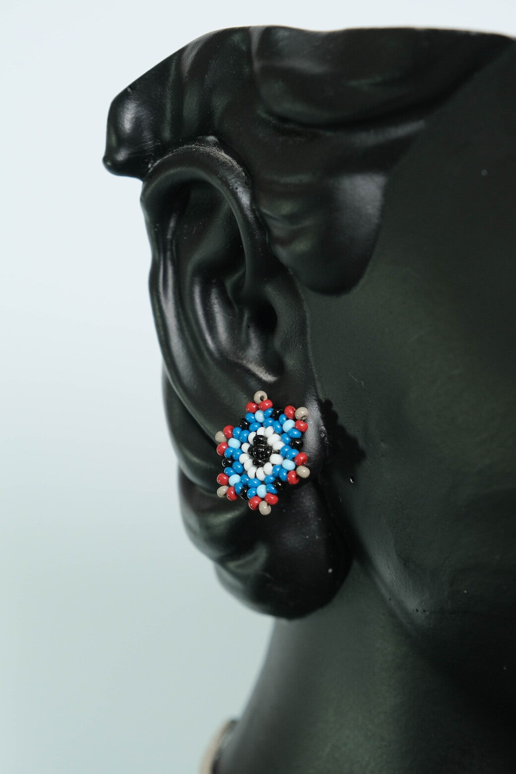 Cosmic Guardian Luxe Collar Ojo Turco en Mostacilla – Dije Artesanal Azul, Blanco y Rojo, Joyeria Hecha a Mano PremiumB3-05