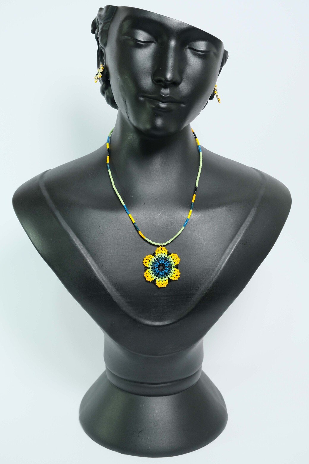 Sunlit Ocean Bloom Collar con Dije de Flor en Mostacilla – Joyeria Artesanal Floral Amarillo y Azul Hecha a Mano PremiumB3-04
