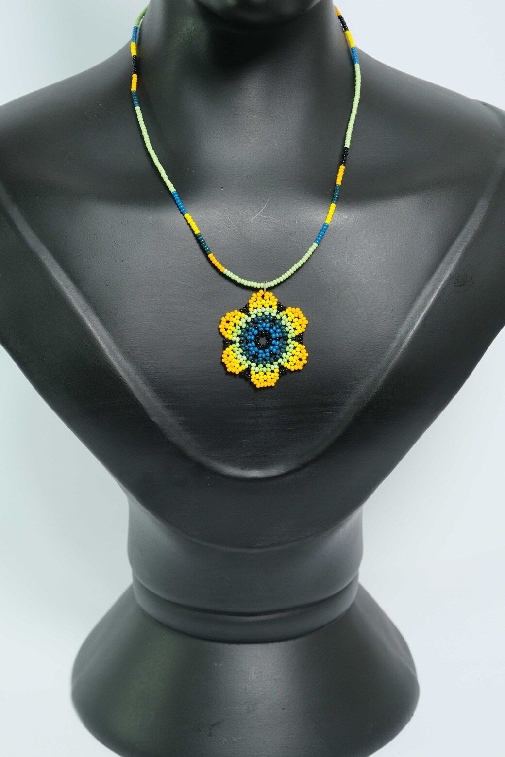 Sunlit Ocean Bloom Collar con Dije de Flor en Mostacilla – Joyeria Artesanal Floral Amarillo y Azul Hecha a Mano PremiumB3-04