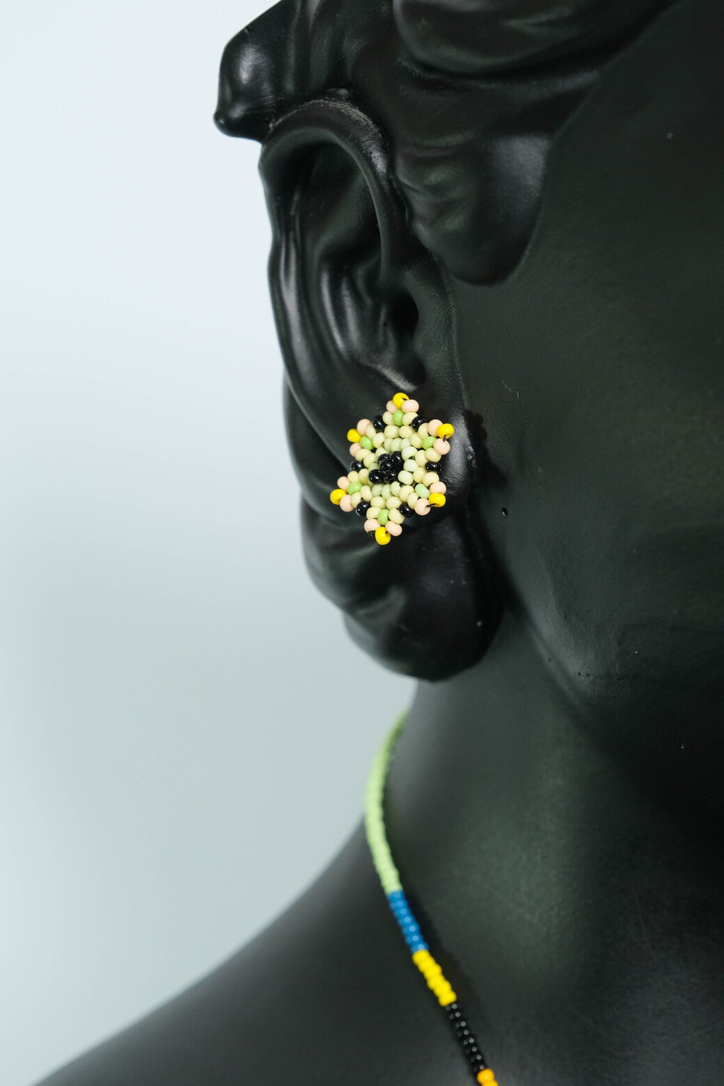 Sunlit Ocean Bloom Collar con Dije de Flor en Mostacilla – Joyeria Artesanal Floral Amarillo y Azul Hecha a Mano PremiumB3-04