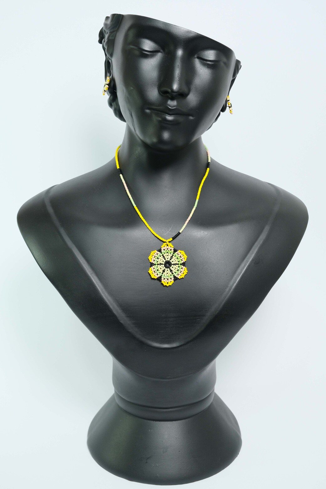 on Sage Blossom Collar con Dije de Flor en Mostacilla – Joyeria Artesanal Floral Amarillo y Verde Hecha a Mano PremiumB3-07