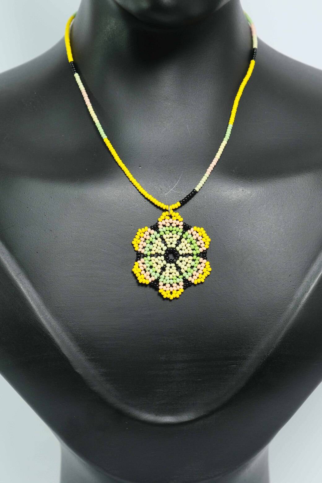 on Sage Blossom Collar con Dije de Flor en Mostacilla – Joyeria Artesanal Floral Amarillo y Verde Hecha a Mano PremiumB3-07