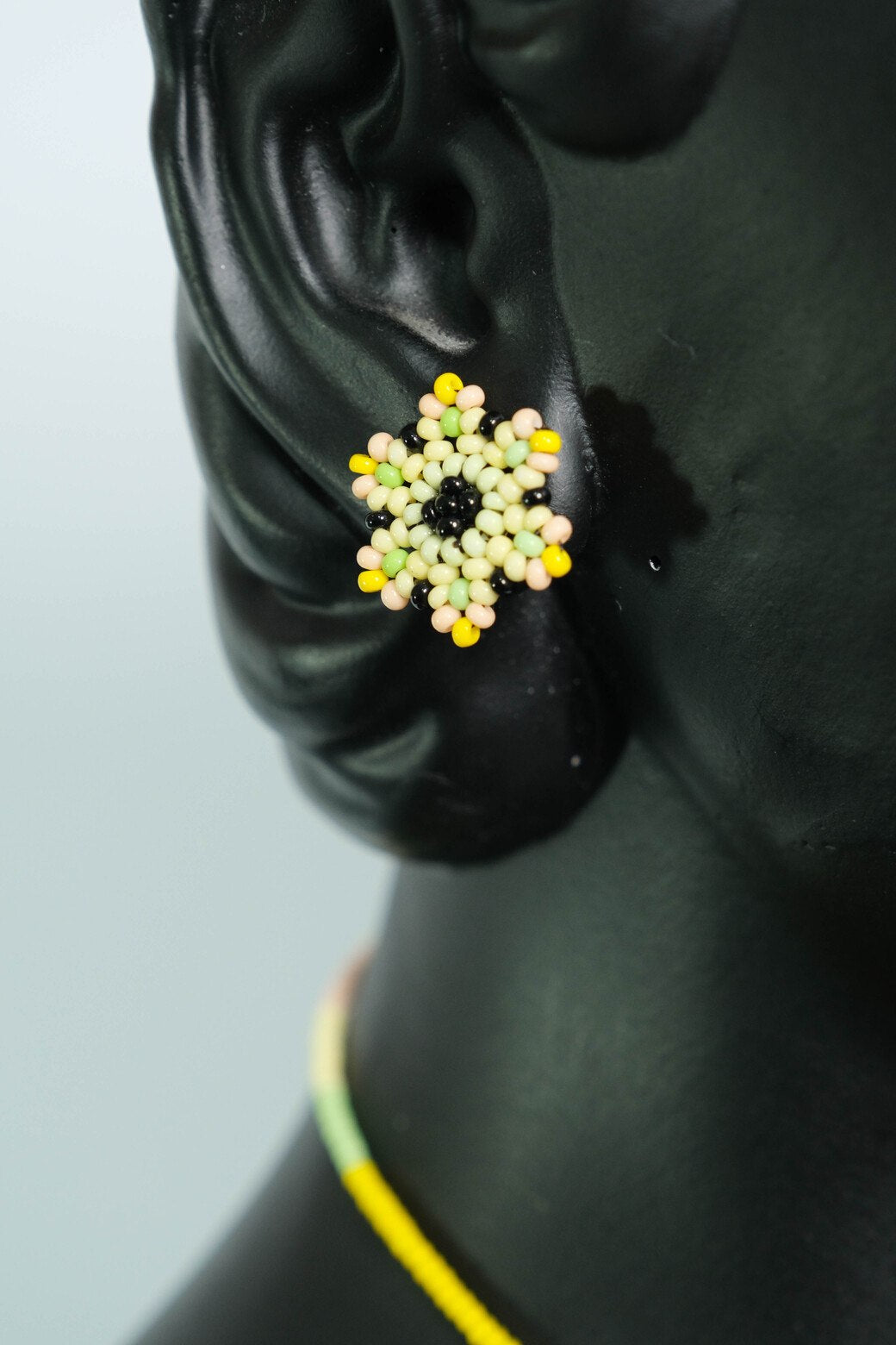 on Sage Blossom Collar con Dije de Flor en Mostacilla – Joyeria Artesanal Floral Amarillo y Verde Hecha a Mano PremiumB3-07