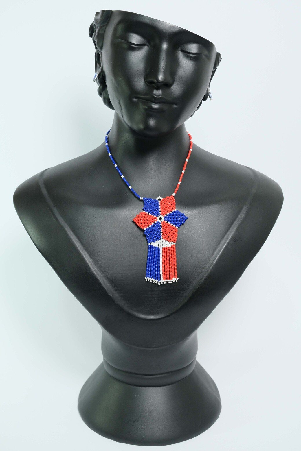 Patriot Bloom Luxe Collar con Dije de Flor en Mostacilla – Joyeria Artesanal Rojo, Blanco y Azul Hecha a Mano PremiumB3-01