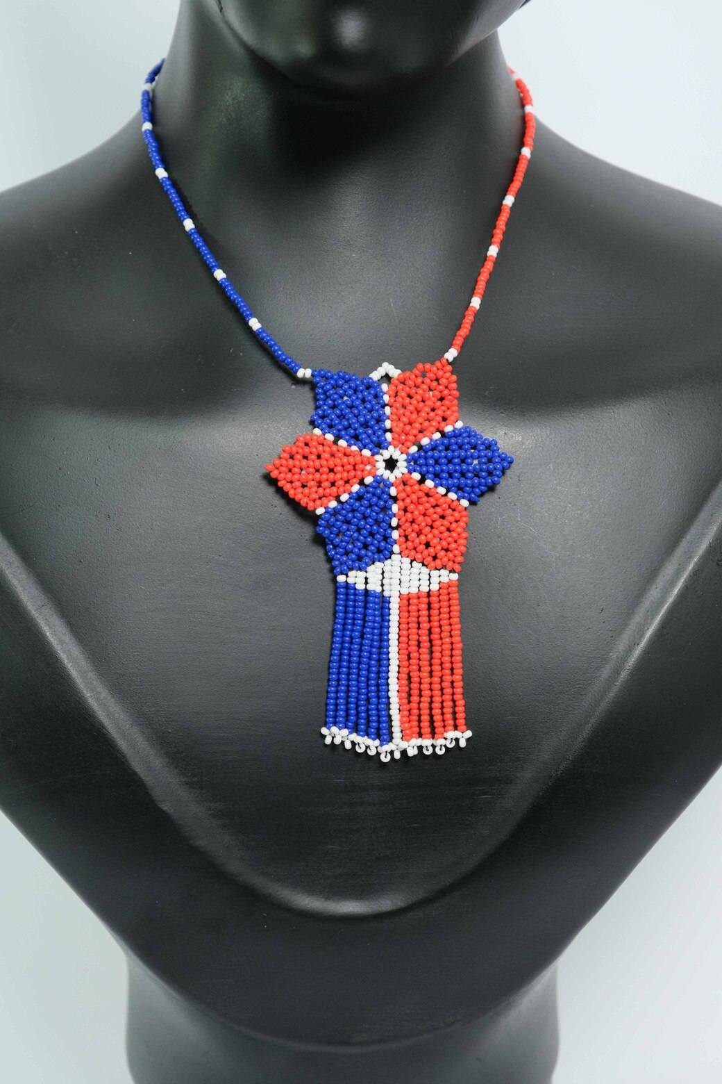 Patriot Bloom Luxe Collar con Dije de Flor en Mostacilla – Joyeria Artesanal Rojo, Blanco y Azul Hecha a Mano PremiumB3-01