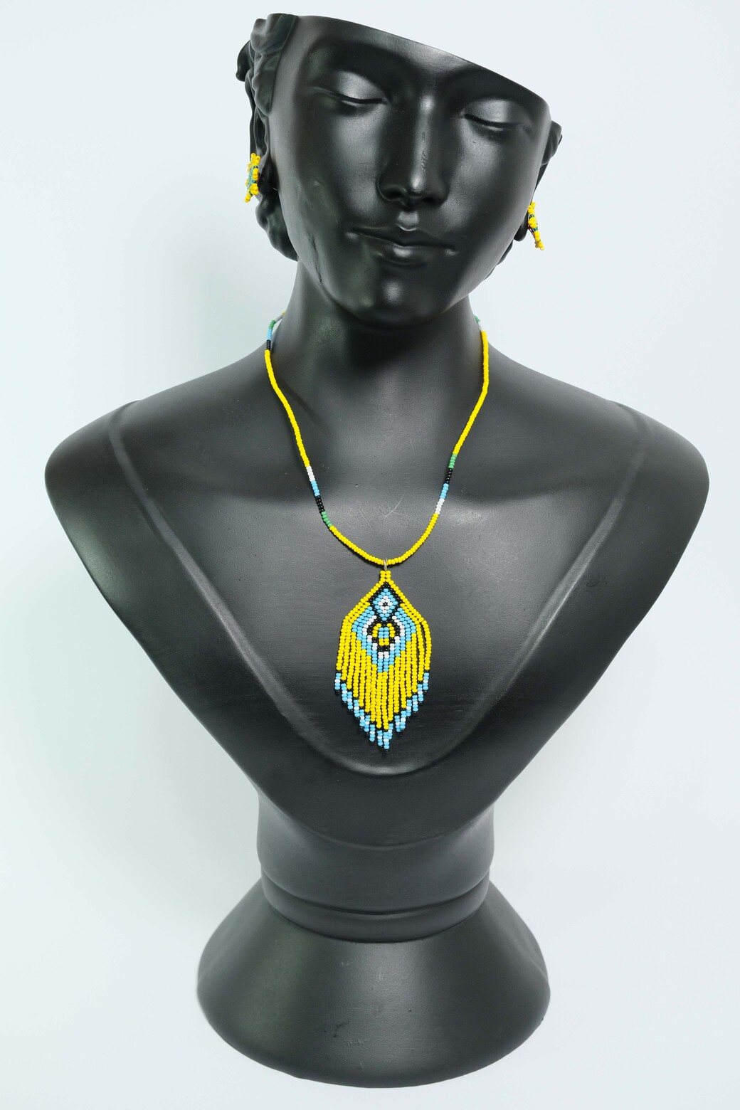 Sunray Guardian Luxe Collar con Flecos en Mostacilla – Dije Artesanal Amarillo y Azul Tipo Ojo Turco, Joyeria PremiumB3-06