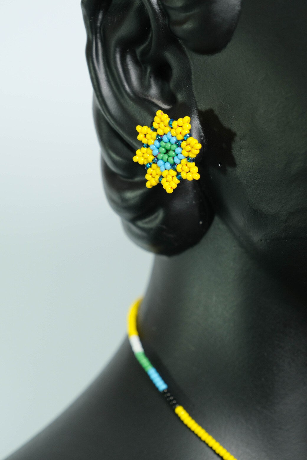 Sunray Guardian Luxe Collar con Flecos en Mostacilla – Dije Artesanal Amarillo y Azul Tipo Ojo Turco, Joyeria PremiumB3-06