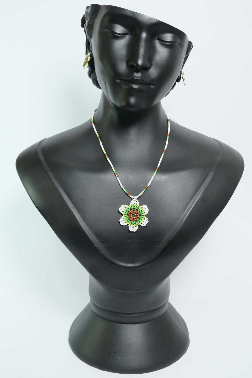 Verdant Ruby Bloom Collar con Dije de Flor en Mostacilla – Joyeria Artesanal Floral Verde y Rojo Hecha a Mano Premium B3-03
