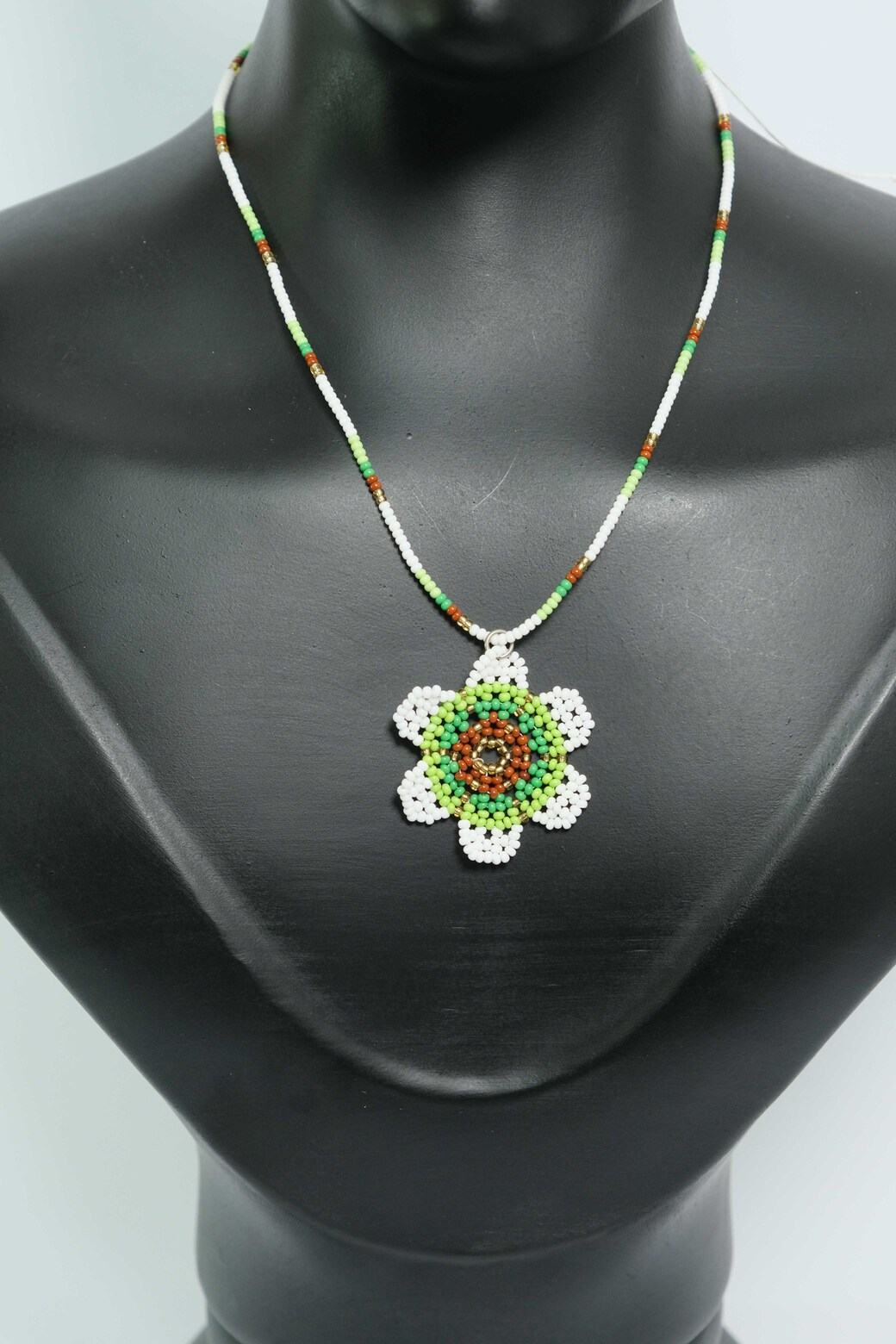 Verdant Ruby Bloom Collar con Dije de Flor en Mostacilla – Joyeria Artesanal Floral Verde y Rojo Hecha a Mano Premium B3-03