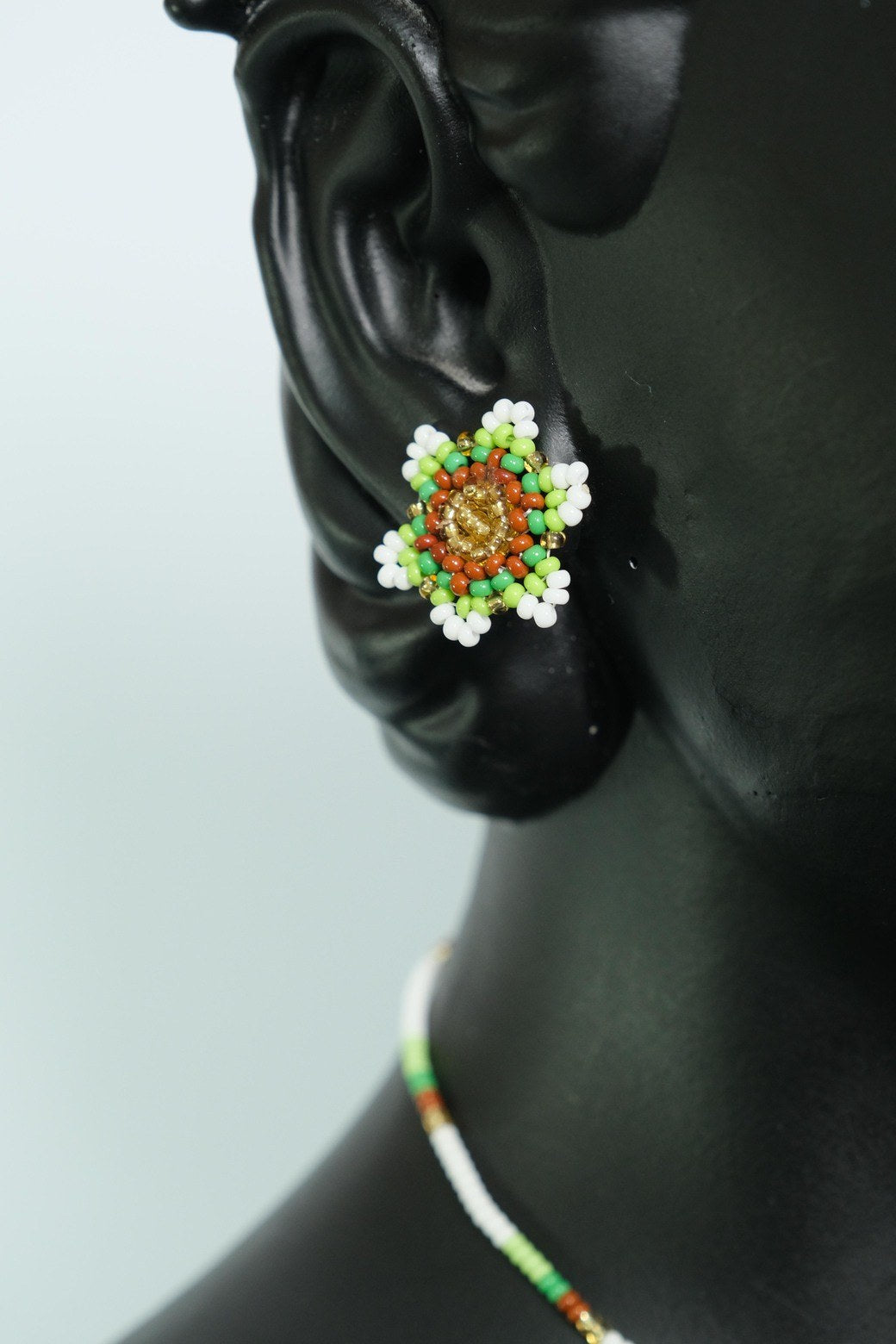 Verdant Ruby Bloom Collar con Dije de Flor en Mostacilla – Joyeria Artesanal Floral Verde y Rojo Hecha a Mano Premium B3-03