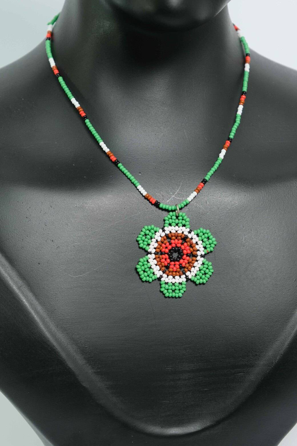 Emerald Blossom Luxe™ Collar con Dije de Flor en Mostacilla – Joyeria Artesanal Floral Verde Hecha a Mano PremiumB3-02