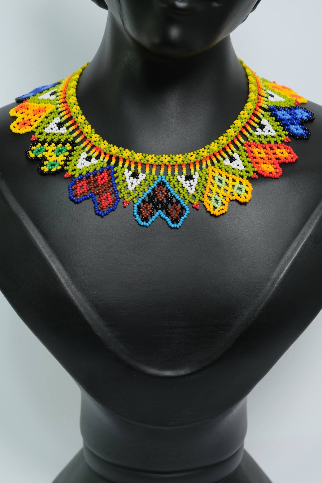 Amazonia Crown Aura – Collar Artesanal Multicolor de Chaquiras Tipo Gargantilla B7-01