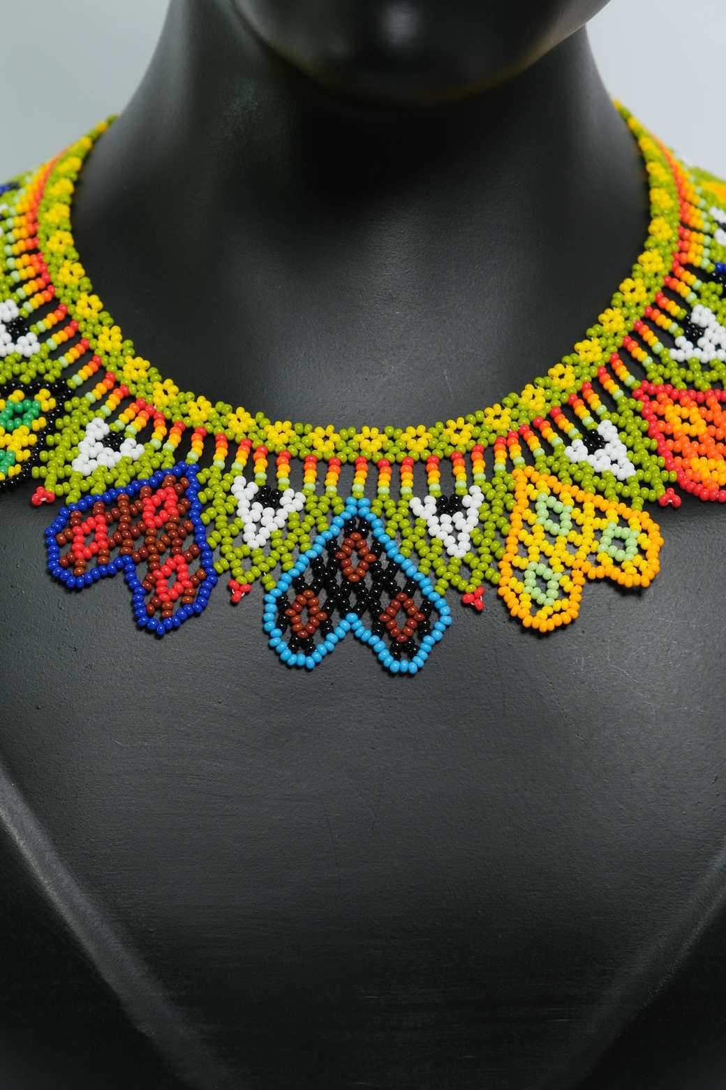 Amazonia Crown Aura – Collar Artesanal Multicolor de Chaquiras Tipo Gargantilla B7-01