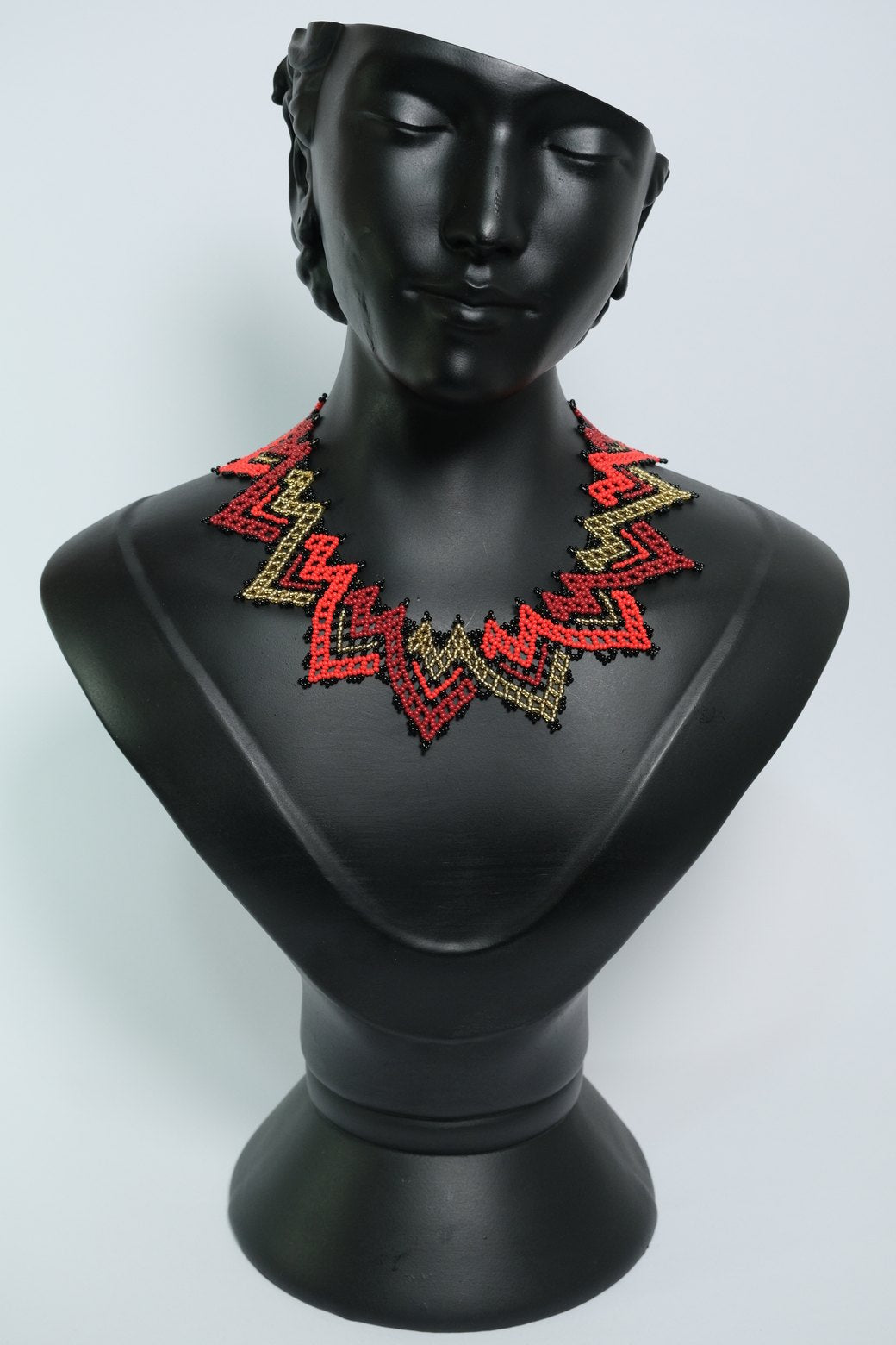 Crimson Ember Crown – Collar Artesanal Statement de Chaquiras Rojas y Doradas B7-O2