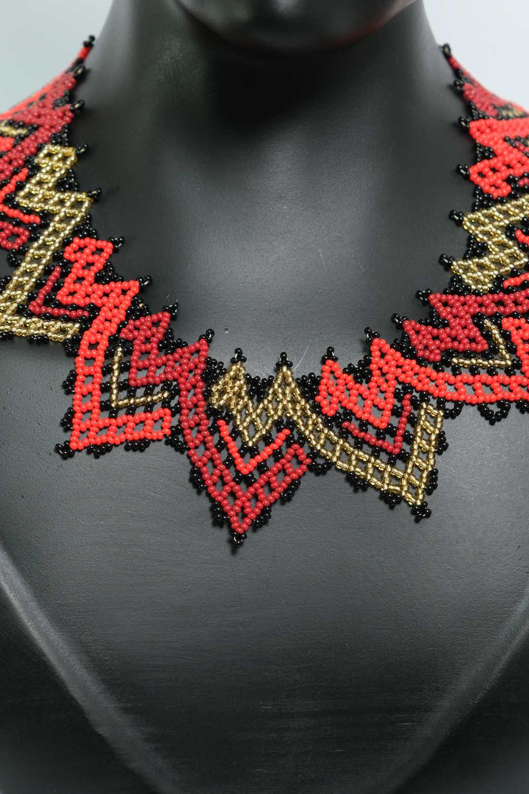 Crimson Ember Crown – Collar Artesanal Statement de Chaquiras Rojas y Doradas B7-O2