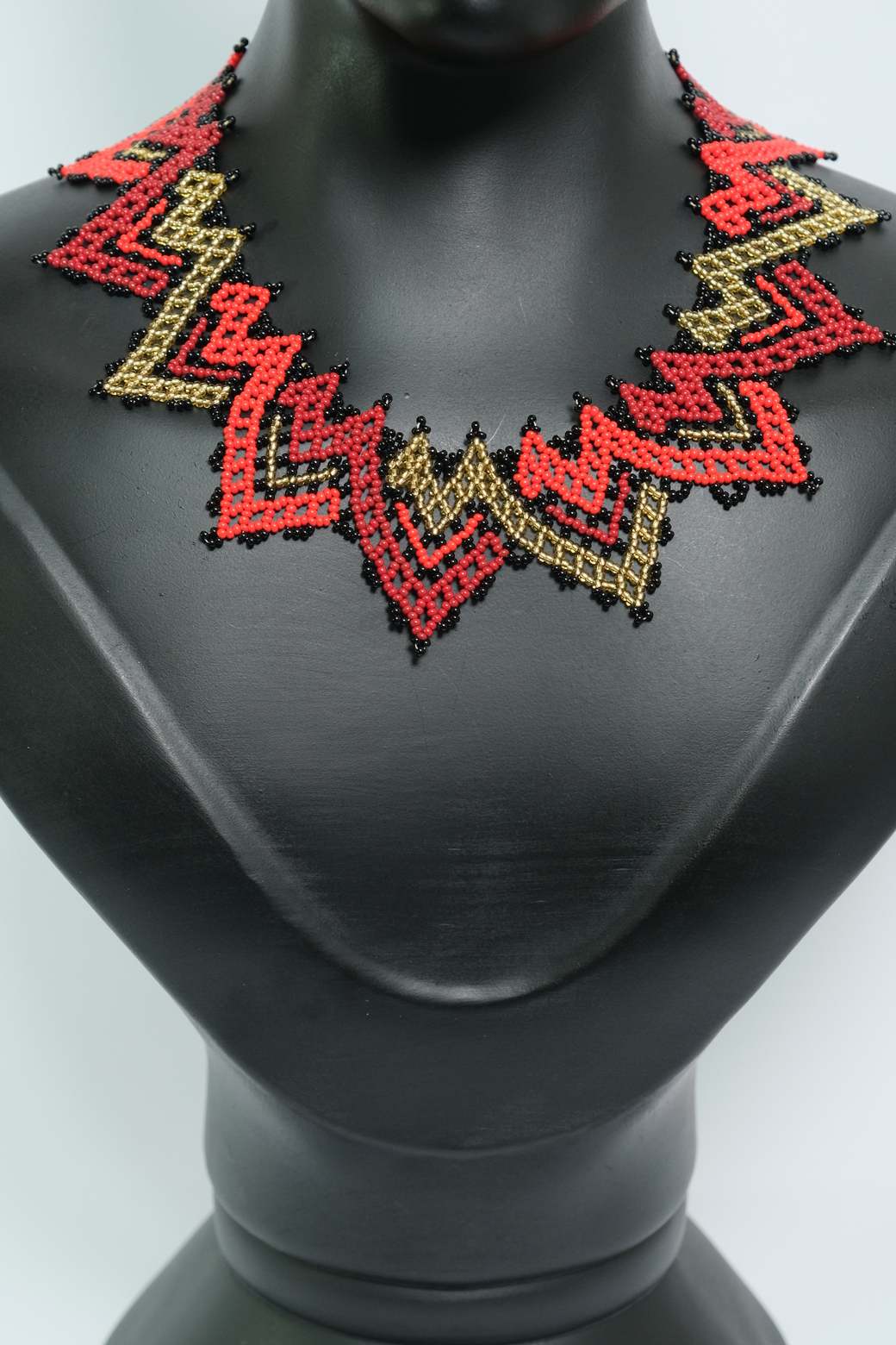 Crimson Ember Crown – Collar Artesanal Statement de Chaquiras Rojas y Doradas B7-O2