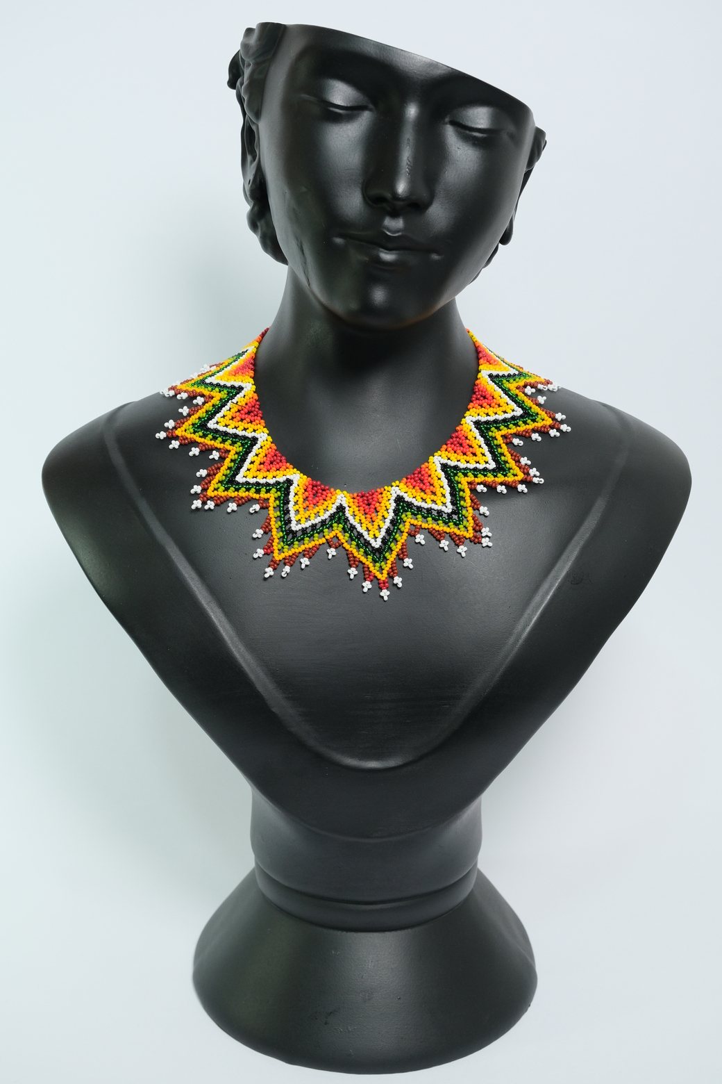 Solar Ancestry Crown – Collar Artesanal Statement de Chaquiras con Diseño Ancestral B7-04