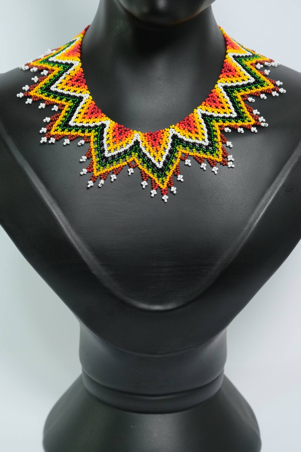 Solar Ancestry Crown – Collar Artesanal Statement de Chaquiras con Diseño Ancestral B7-04