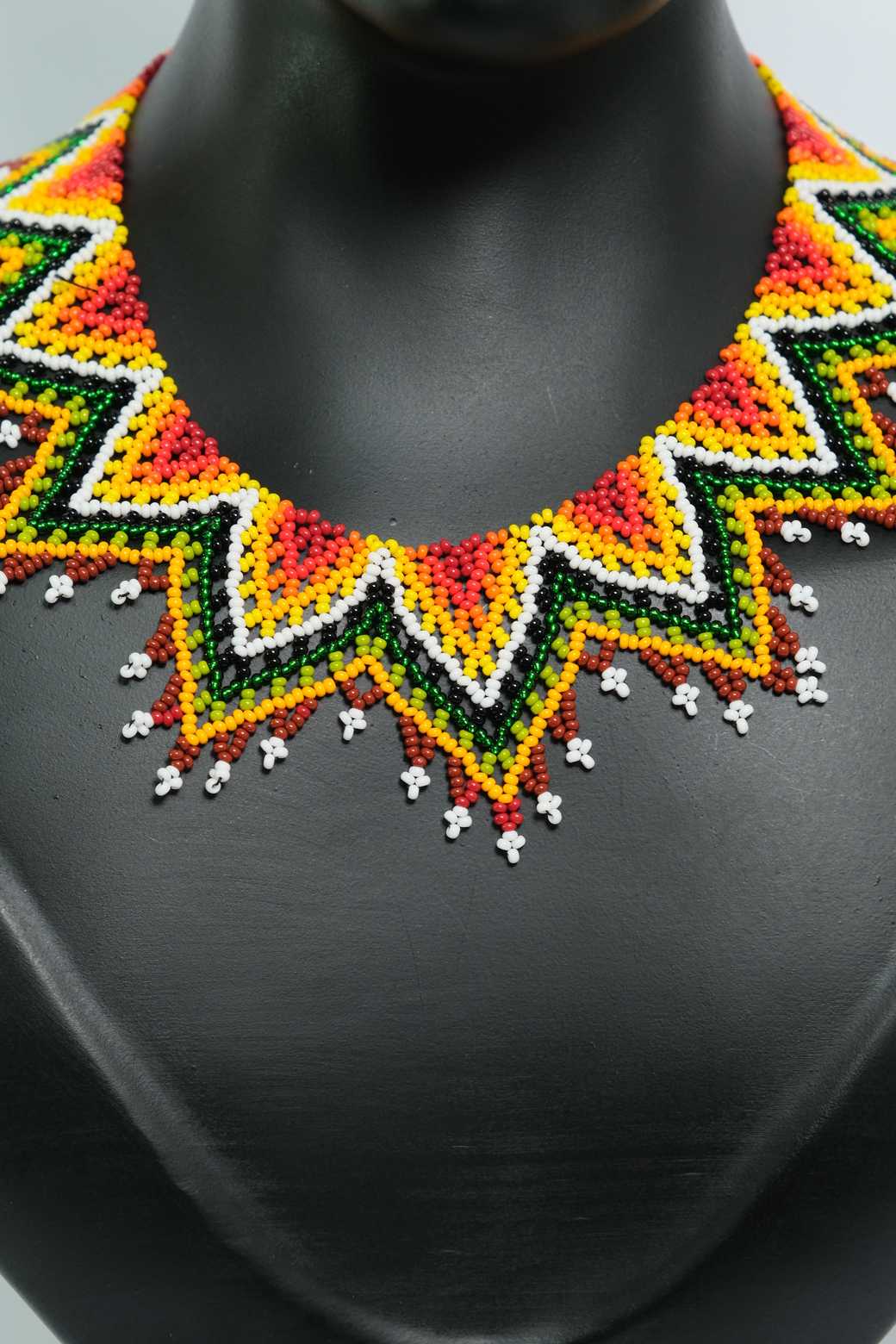 Solar Ancestry Crown – Collar Artesanal Statement de Chaquiras con Diseño Ancestral B7-04
