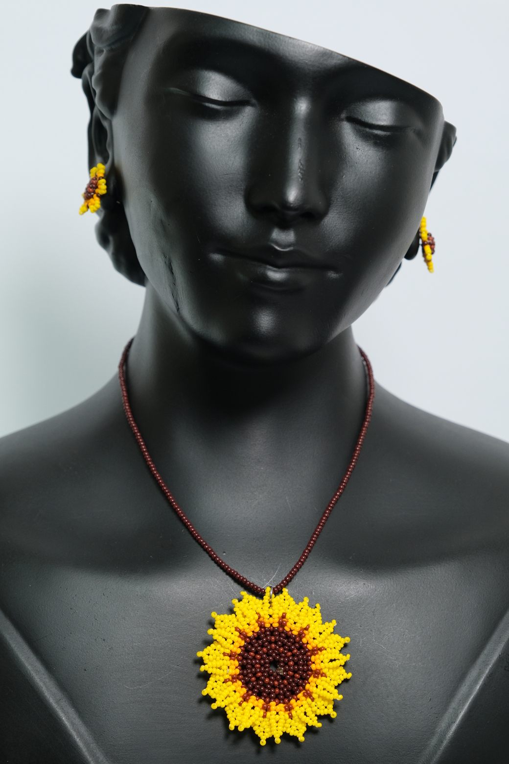 Golden Sunflower Aura Collar Artesanal Girasol – Juego de Colgante Floral en Mostacilla Amarilla y Café, Joyería Boho Premium B6-01