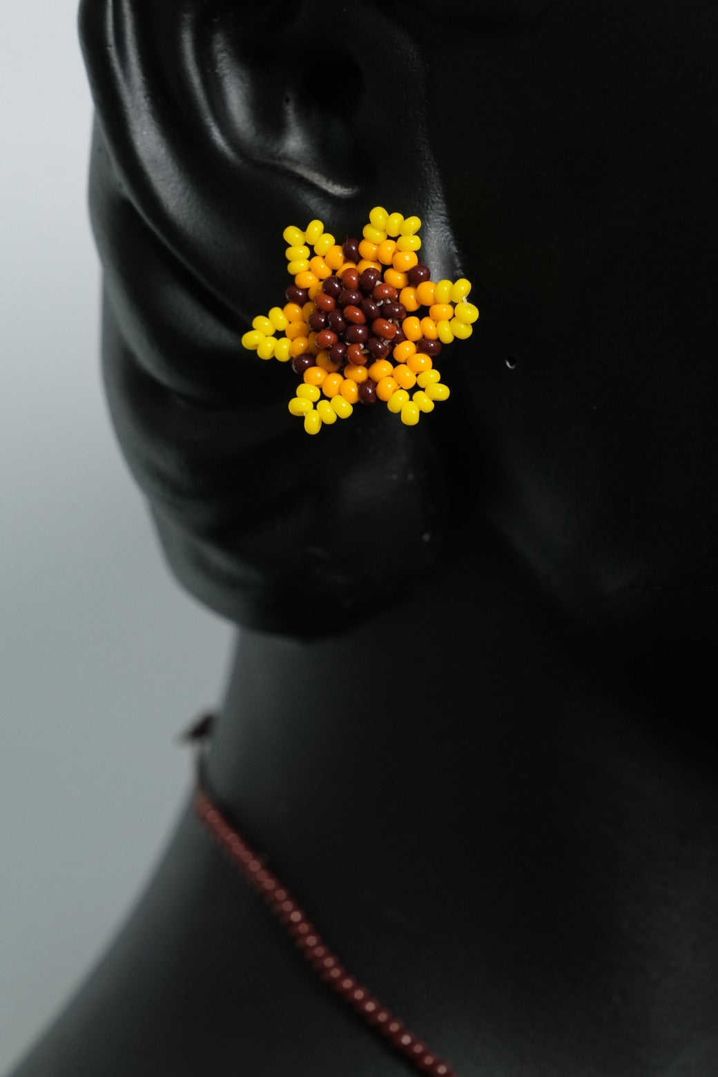 Golden Sunflower Aura Collar Artesanal Girasol – Juego de Colgante Floral en Mostacilla Amarilla y Café, Joyería Boho Premium B6-01