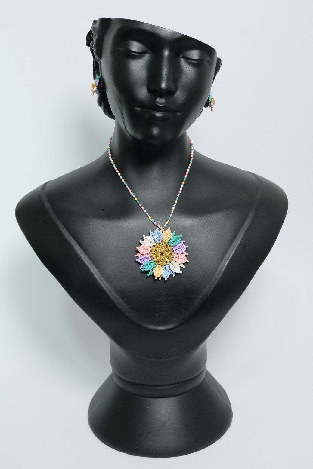 Pastel Bloom Aura – Juego de Collar Floral Pastel de Chaquiras Hecho a Mano | Dije Artesanal B6-04