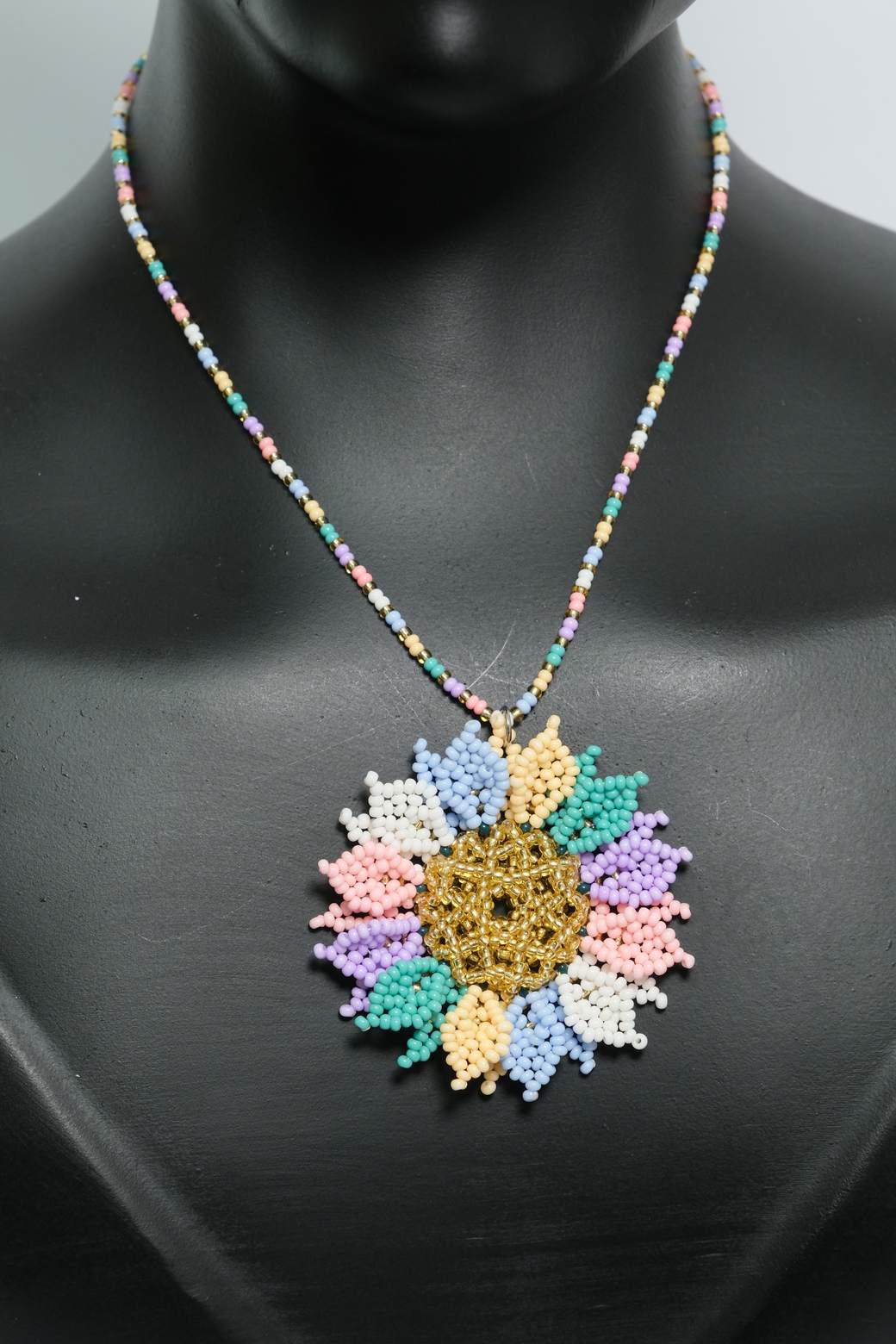 Pastel Bloom Aura – Juego de Collar Floral Pastel de Chaquiras Hecho a Mano | Dije Artesanal B6-04