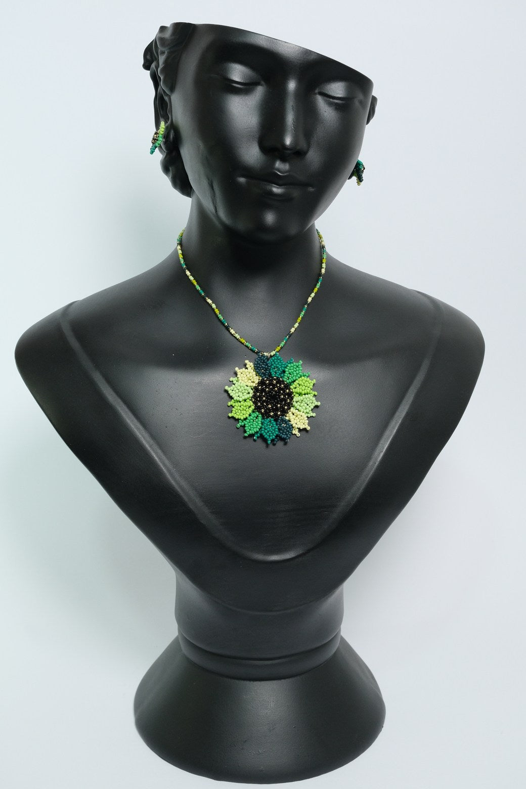 Emerald Bloom Aura – Juego de Collar Floral Verde de Chaquiras Hecho a Mano | Dije Artesanal B6-05